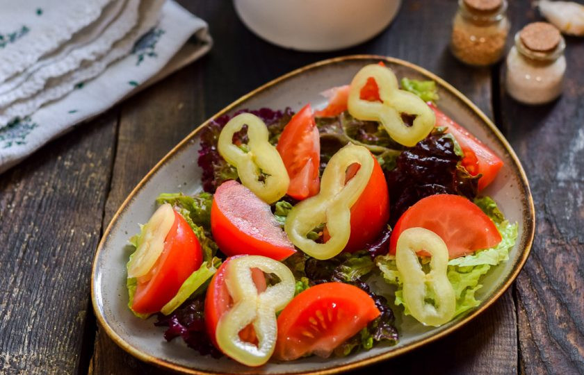 1. Этап. Салат с жареным адыгейским сыром: Далее выложите в салат нарезанный болгарский перец. Сбрызните все маслом, посолите и поперчите.