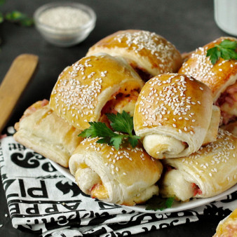 Рулетики из слоеного теста с колбасой и сыром