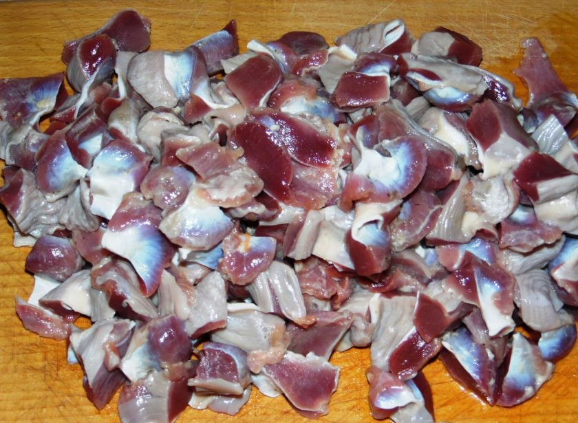 1. Этап. Куриные желудки, тушенные со сметаной: 1. Сегодня купить чистые и обработанные куриные желудки очень просто. Покупайте охлажденные, а не замороженные желудки, чтобы вы видели их внешний вид. Промойте их под проточной водой, после чего отправьте вариться в подсоленной воде.