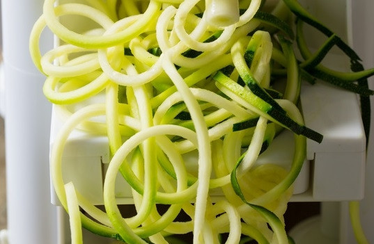 1. Этап. Вьетнамские спинг-роллы: 1. Креветки отварите в подсоленной воде, очистите и остудите. Вымойте и обсушите кабачок. Если есть вот такая техника, воспользуйтесь ею, что нарезать кабачок. Если нет, нарежьте соломкой.