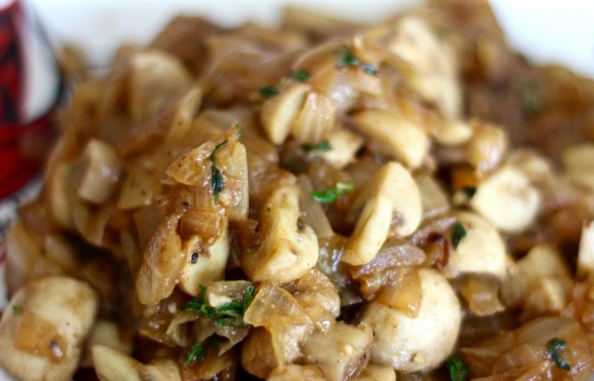 1. Этап. Говядина в вине в духовке: 5. Переложите содержимое кастрюли в другую миску.