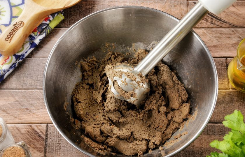 1. Этап. Печеночный паштет из свиной печени: Пересыпьте содержимое сковороды в высокую емкость и отпюрируйте погружным блендером. Обязательно попробуйте на вкус, на этом этапе можно добавить еще соли и перемешать. Можно добавить кусочек сливочного масла.