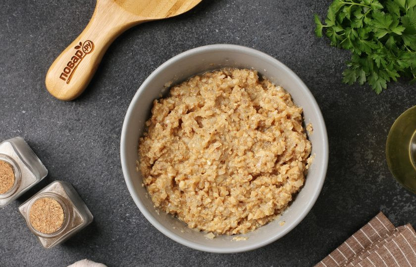 1. Этап. Котлеты из маринованных грибов: Перемешайте. Если масса получается жидковатая, то можно добавить примерно 1 ст.л. панировочных сухарей.