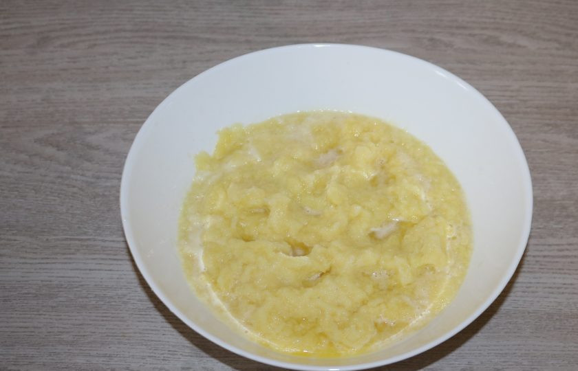 1. Этап. Драники на сметане: Картофель и лук натрите на мелкой тёрке.