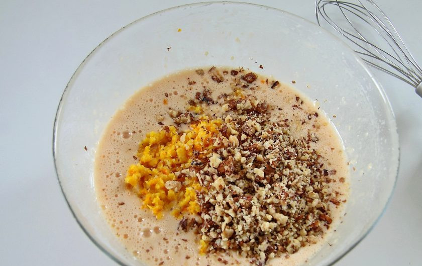 1. Этап. Апельсиновый пирог с орехами: Взбиваем и добавляем измельченный апельсин и орехи.