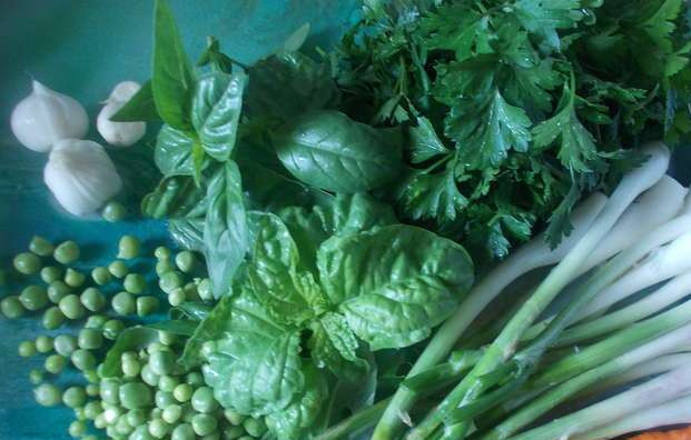 1. Этап. Свинина с базиликом: 2. Подготовьте зелень. Я брала различные варианты: зелень петрушки, розмарин, базилик, зеленый лук и укроп. Нарежьте ее мелко и оставьте в стороне.