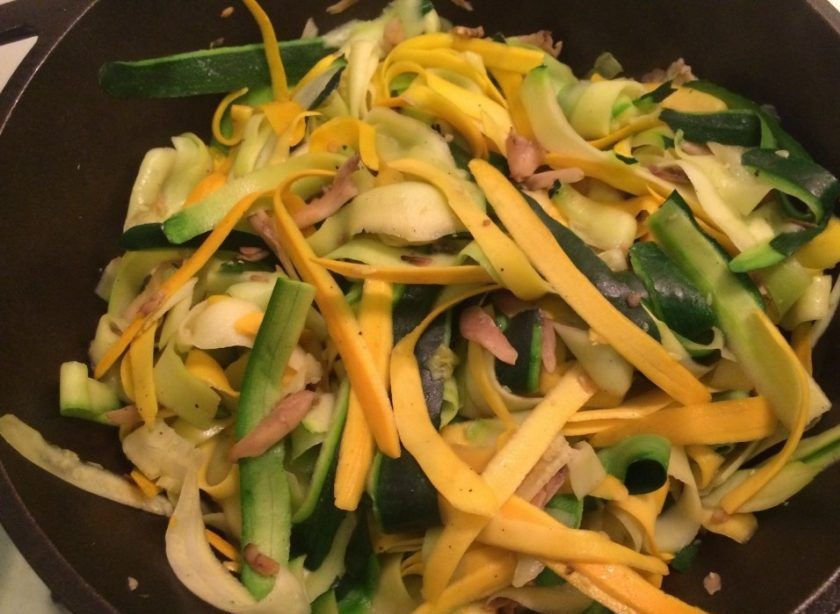 1. Этап. Паппарделле из кабачков: 2. Вымойте кабачки, с помощью овощерезки нарежьте каждый на тонкие ломтики. Режьте вместе с кожурой, а как только появятся семена, тогда отложите кабачок.