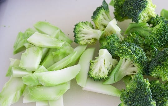 1. Этап. Брокколи и говядина: 2. Брокколи разделите на соцветия, разрежьте их пополам, а также нарежьте крупно стебли.