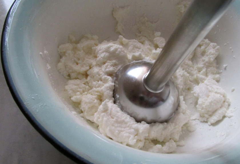 1. Этап. Диетический десерт из клубники: 2. Творог перекладываю в миску, добавляю ванильный сахар и блендером взбиваю, но не очень долго.