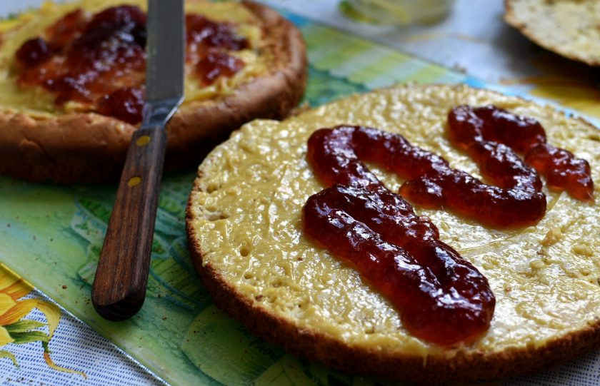 1. Этап. Бисквит на сгущенном молоке с миндальной мукой: Затем сверху смажьте клубничным джемом.