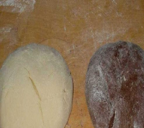 1. Этап. Торт Мишка: 1. Смешать масло с сахаром, влить яичные желтки. Хорошо перемешать. Влить сюда сметану и соду, гашеную в уксусе. Добавить ванилин и половину муки, вымешать. Разделить на две части. В одну добавить какао. Оставшуюся муку добавить в обе части теста и хорошо замесить. Должно получиться не крутое, эластичное тесто.