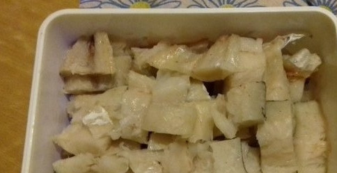 1. Этап. Рыба, жаренная по-восточному: Для начала разделайте рыбу, удалив все кости и плёнки. Потом нарежьте её на небольшие равные кусочки.