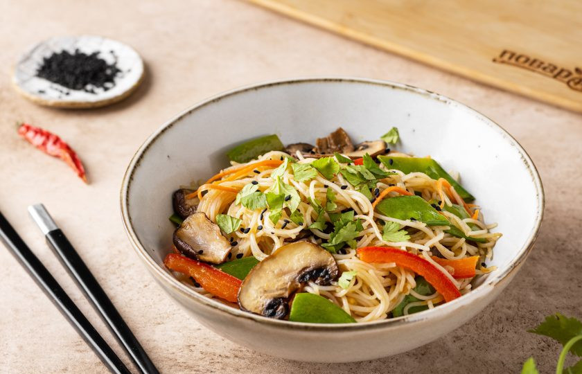 1. Этап. Тайское блюдо из рисовой лапши: Перед подачей лапшу можно полить соком лайма, добавить мелко порубленную кинзу и обжаренный кунжут. Приятного вам аппетита!