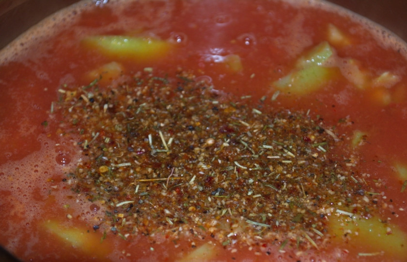 1. Этап. Соус к свинине: Поставьте на огонь и варите 20 минут. Добавьте специи. Продолжите варку. Когда овощи станут мягкими, выключите огонь. Взбейте все погружным блендером до однородности.