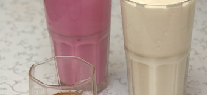 1. Этап. Парфе из сметаны: Желатин залейте яблочным соком и оставьте на 40 минут. Затем разогрейте (на водяной бане), должна получиться однородная масса. Сметану взбейте с сахаром, разлейте полученную смесь по четырем стаканам: 1) сметана, смешанная с какао, 2) сметана + протертые ягоды, 3) сметана + сок свеклы 4) сметана.