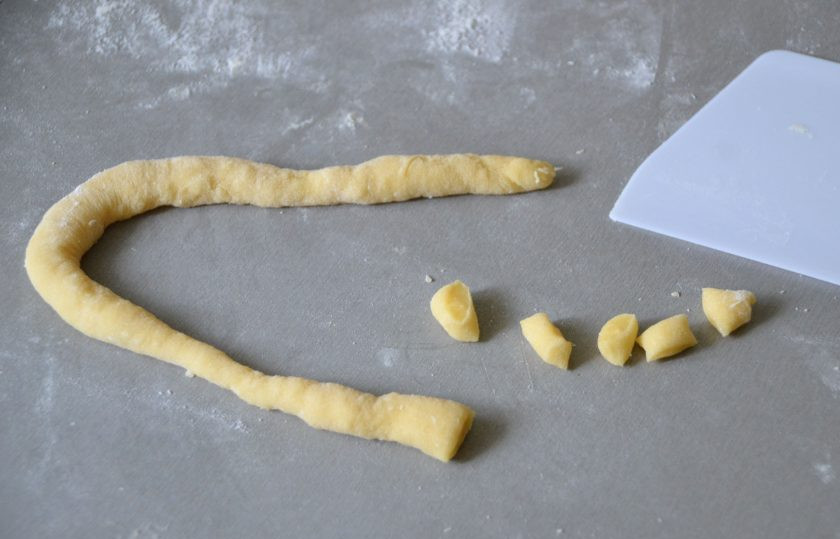 1. Этап. Тейглах: Раскатывайте тонкие жгутики диаметром примерно 0,5 см. Режьте на кусочки размером 0,5 см.