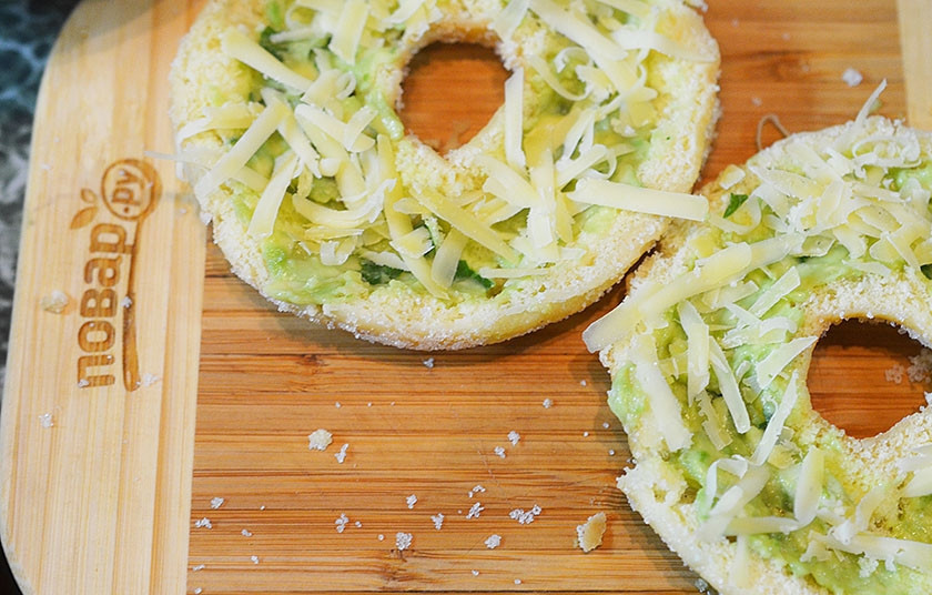 1. Этап. Фаршированные пончики на завтрак: Посыпьте сыром.