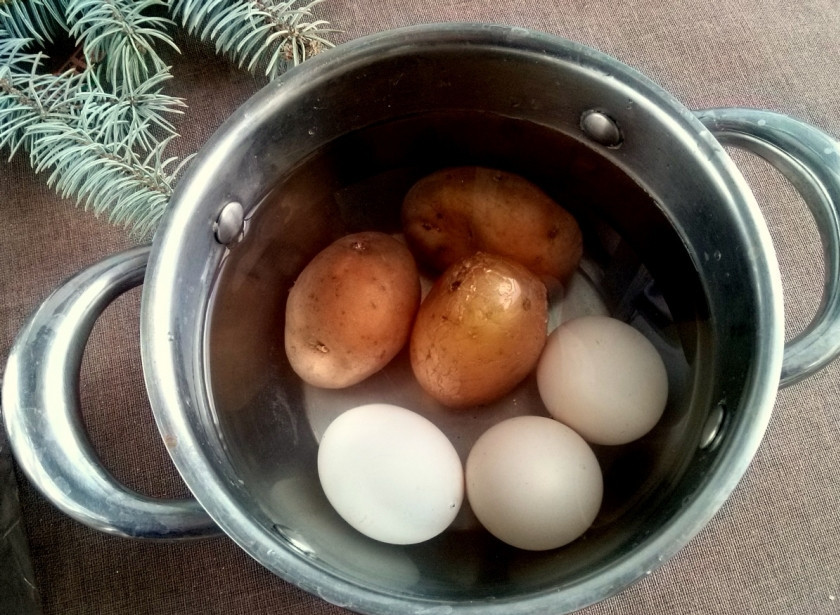 1. Этап. Салат Метелица: Поставьте отвариваться картофель и яйца.