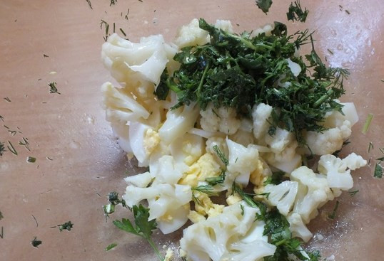 1. Этап. Салат из цветной капусты с яйцом: Все перемешиваем, добавляем масло и специи.