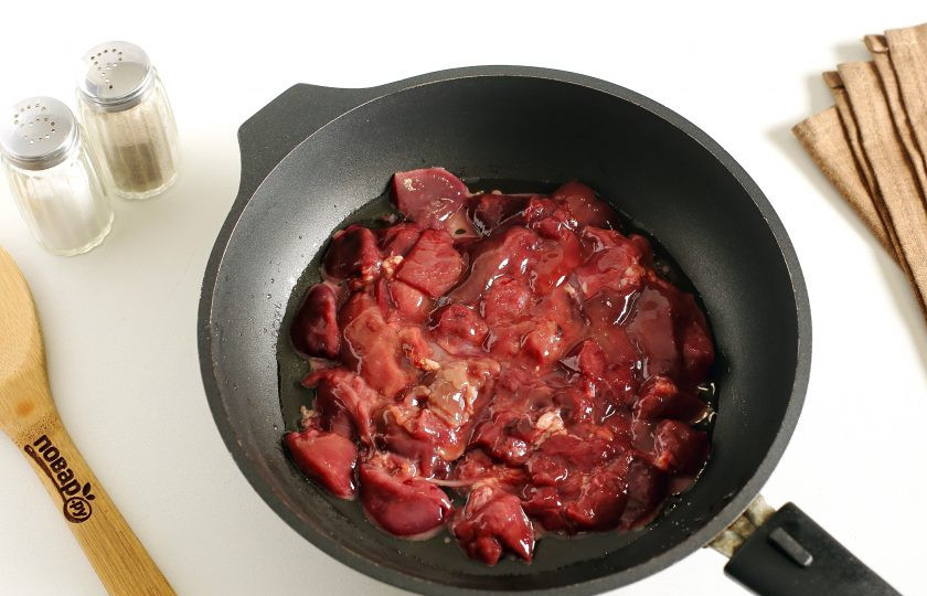 1. Этап. Салат из куриной печени: Отдельно обжарьте нарезанную небольшими кусочками куриную печень.