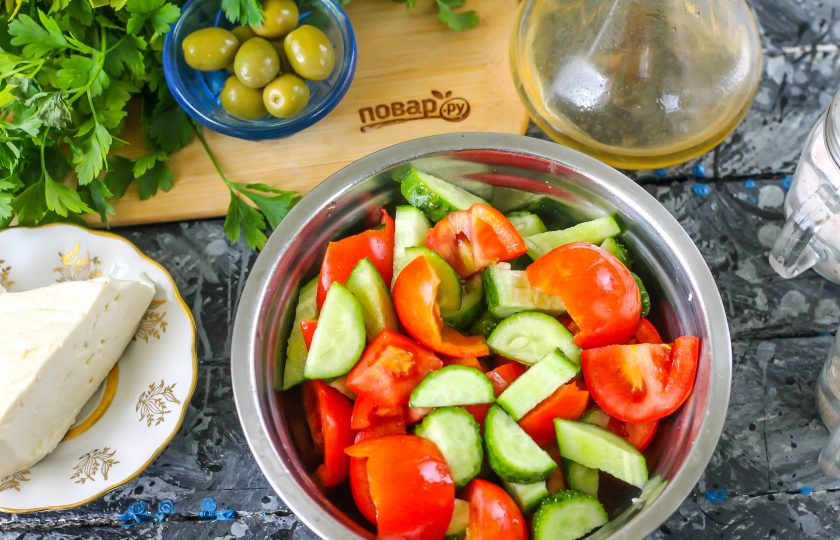 1. Этап. Салат с сыром Сиртаки: Помидоры и огурцы тщательно промойте в воде. С огурцов срежьте хвостики, в томатах вырежьте сердцевинки. Огурцы обязательно попробуйте на вкус, чтобы среди них не оказались горькие плоды. Нарежьте огурцы полукольцами, а томаты - ломтиками и высыпьте в глубокий салатник или миску.