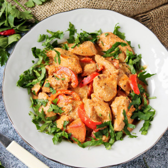 Гуляш из индейки с аджикой