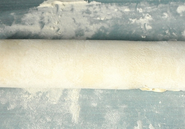 1. Этап. Круассаны с творогом: Скрутите тесто с начинкой вдоль в рулет.