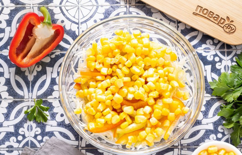 1. Этап. Салат из капусты, перца и кукурузы: У кукурузы слейте жидкость и тоже добавьте в миску.