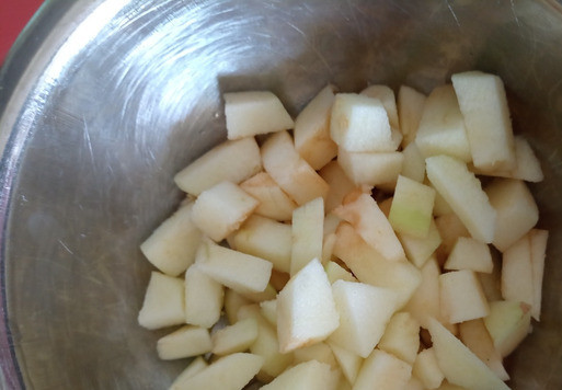 1. Этап. Пирог с жерделами и яблоками: Берём одно яблоко, моём, очищаем от кожуры. Нарезаем мелким кубиком.
