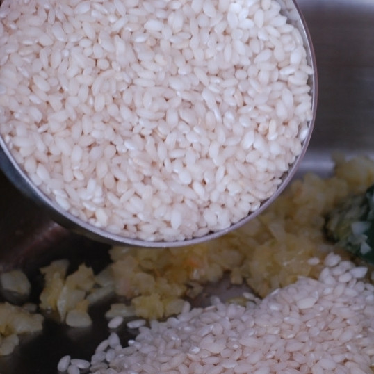 1. Этап. Ризотто с маскарпоне: Обжариваем до прозрачности лука, после чего добавляем в жаровню рис.