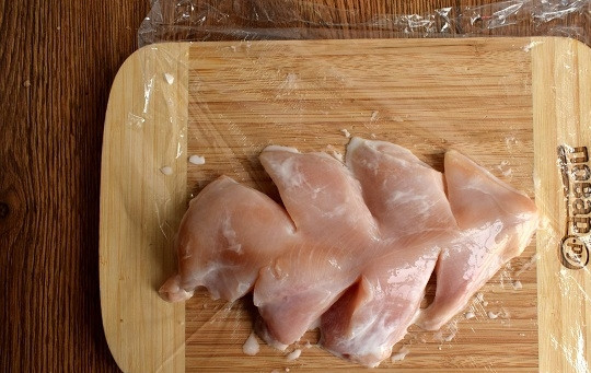1. Этап. Сочные куриные грудки в сметане: Куриные грудки надо промыть, обсушить и сделать в них надрезы, как на фото.