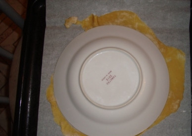 1. Этап. Торт Пизанская башня: 11. Каждую тонко раскатываем, вырезаем коржи.