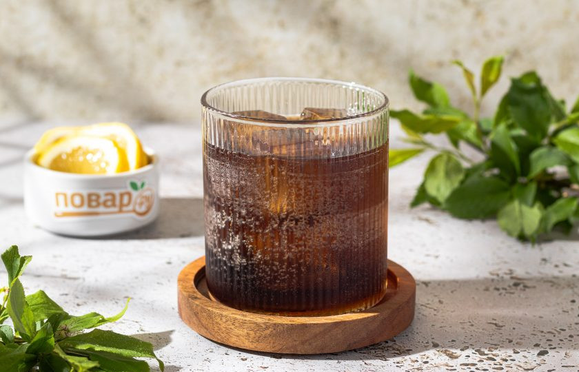 1. Этап. Коктейль водка с колой: Перемешайте коктейль трубочкой.