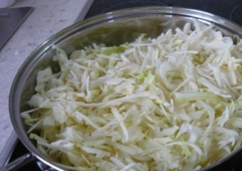 1. Этап. Постная солянка: Добавляем свежую капусту, соль, перец, томатную пасту и тушим 10-15 минут, чтобы капуста стала мягкой.