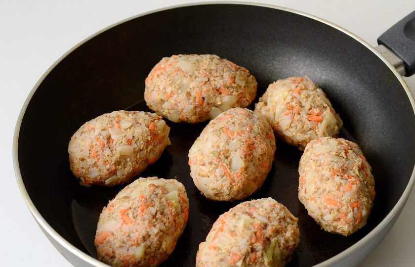 1. Этап. Ленивые вегетарианские голубцы: Обжарьте их с двух сторон на сковороде.