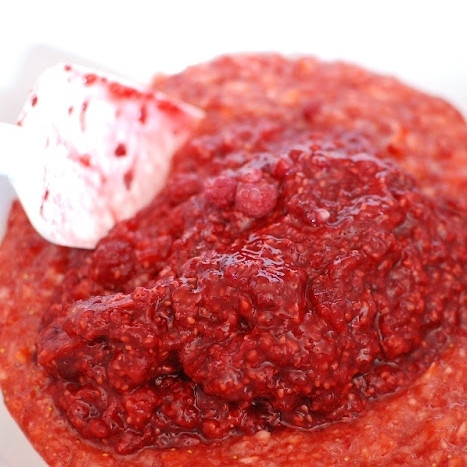 1. Этап. Сырой клубнично-малиновый джем: Смешиваем измельченную малину и клубнику.