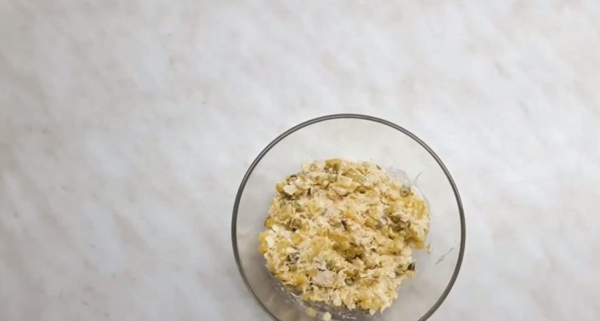 1. Этап. Салат мясной Столичный: 3. Нарежьте кубиками отварное яйцо и огурец. Добавьте майонез, хорошо перемешайте салат и посолите по вкусу.