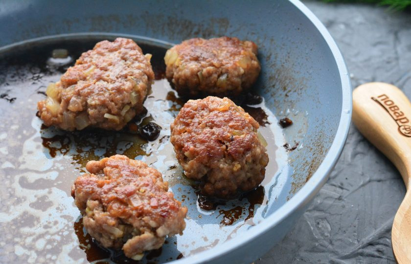 1. Этап. Котлеты по-корейски: Затем влейте соус — оставшийся соевый соус и мед. Тушите котлеты 15-20 минут под крышкой.