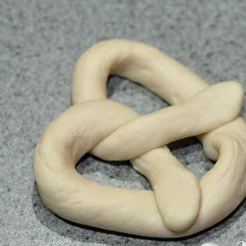 1. Этап. Крендели с корицей: 4. Свернуть каждый жгут в крендель.