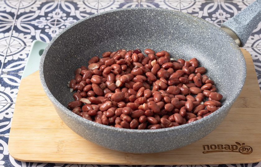 1. Этап. Рис с красными бобами: Добавьте красные бобы, обжаривайте около 2-3 минут.