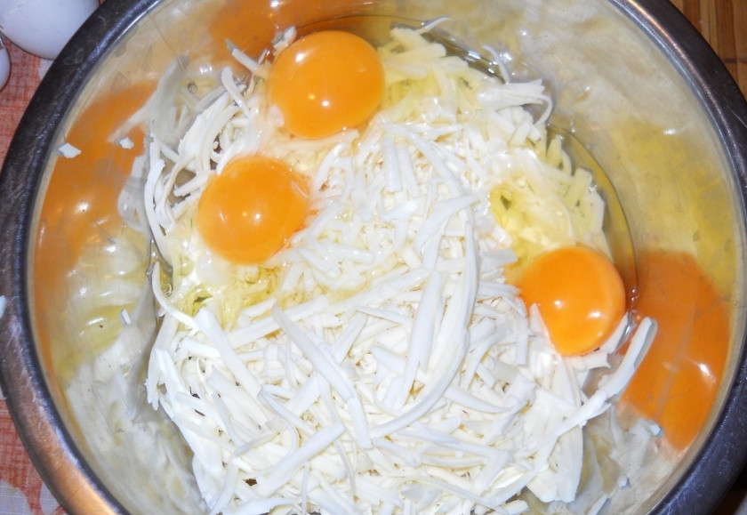 1. Этап. Вкуснейший сырный пирог: 2. По вкусу добавляю соль (все зависит от сорта сыра), вбиваю куриные яйца.