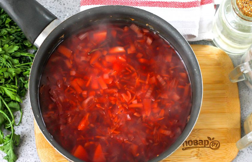 1. Этап. Еврейский борщ: Посолите и всыпьте сахар, попробуйте приготовленный борщ на вкус.