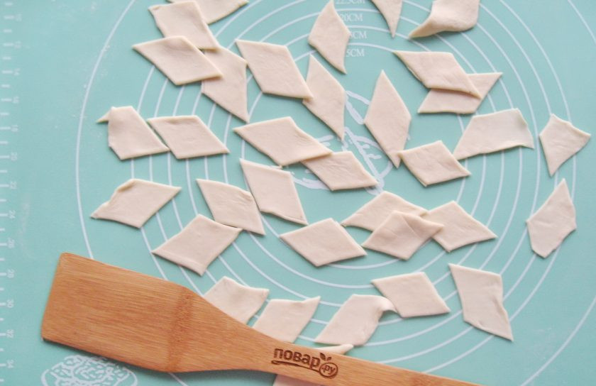 1. Этап. Ленивые вареники с капустой: Дайте тесту немного подсохнуть в течение 35-40 минут.