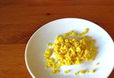 1. Этап. Кексики лимонные: Цедру лимона натрите на терке.