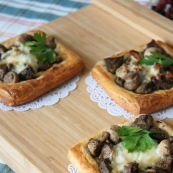 Тарты с печенью и грибами