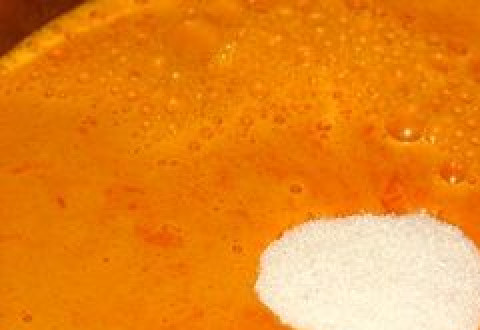 1. Этап. Варенье из облепихи без косточек: 3. Для варки варенья лучше использовать эмалированную посуду или посуду из нержавеющей стали. Ставим нашу массу на огонь и доводим ее до кипения. Не забывайте постоянно помешивать и периодически пробовать варенье на вкус. Если будет необходимость – добавьте еще сахар.