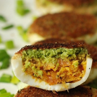 Фаршированные яйца с авокадо и луком