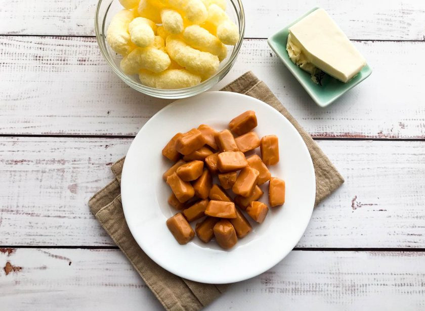 1. Этап. Колбаска из кукурузных палочек: Подготовьте все необходимые ингредиенты.