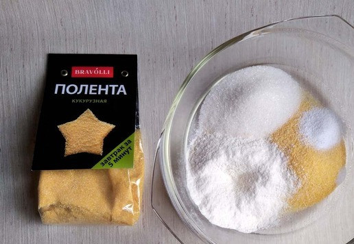 1. Этап. Кукурузные кексы из поленты с миндалём: Смешайте сухие ингредиенты: поленту, муку, сахар, ванилин, соль и разрыхлитель.