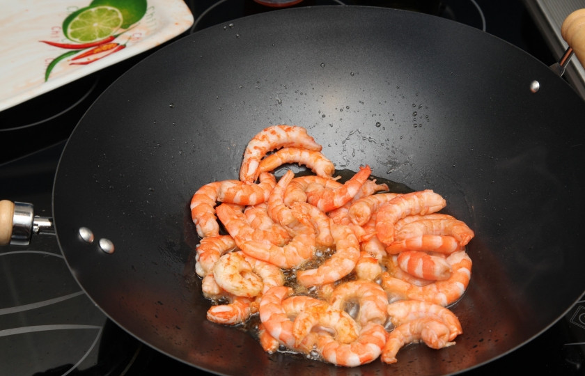 1. Этап. Cалат: авокадо с креветками: В сковороде разогрейте одну столовую ложку растительного масла. Выложите в сковороду очищенные и промытые креветки, обжаривайте их около двух минут. Затем выложите их на салфетку, чтобы убрать лишнее масло.